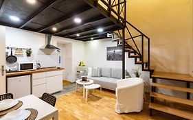 Modern Stylish Apartment @ Superb Central Location